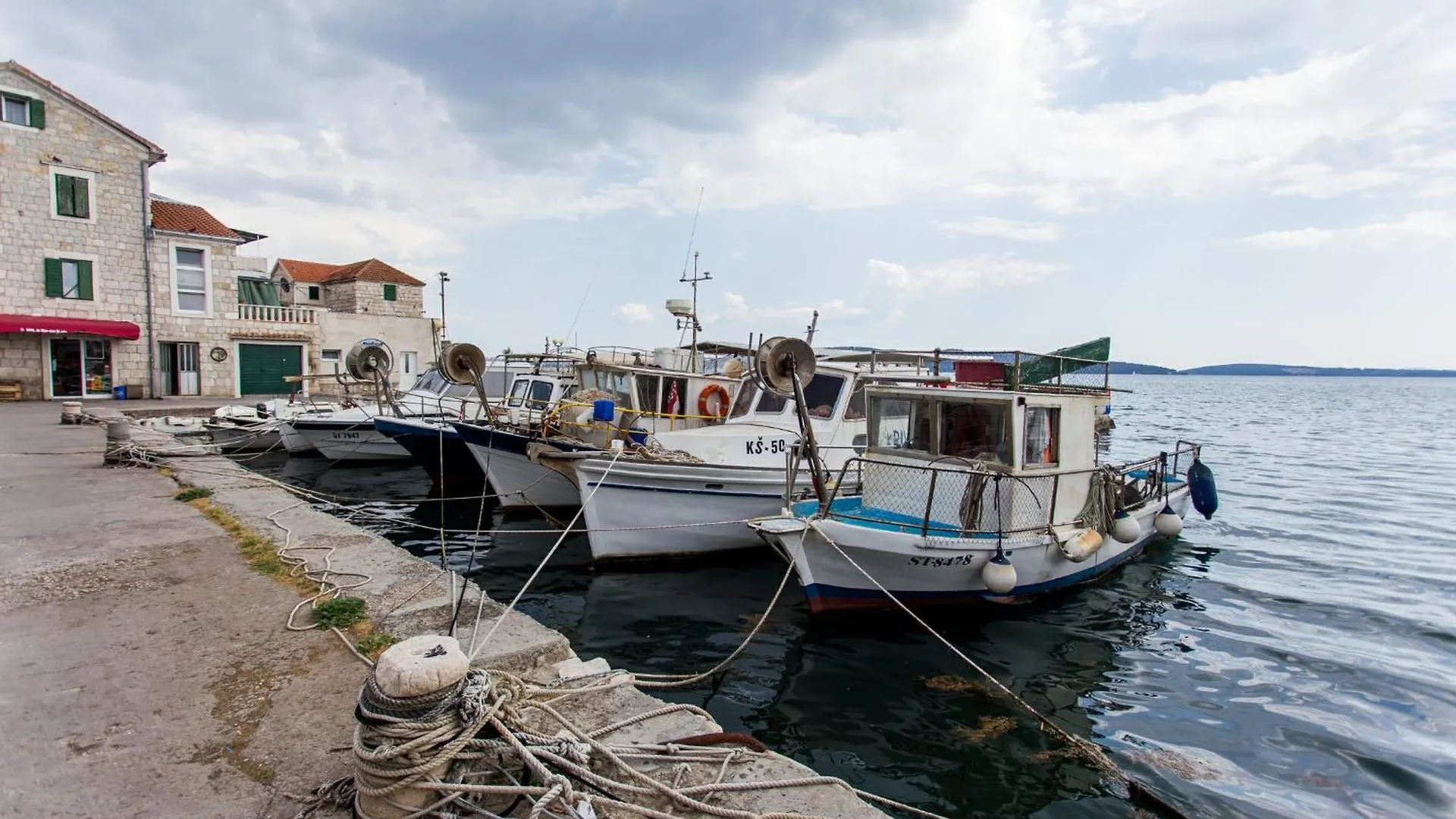Peaceful Paradise Kastela 0*,